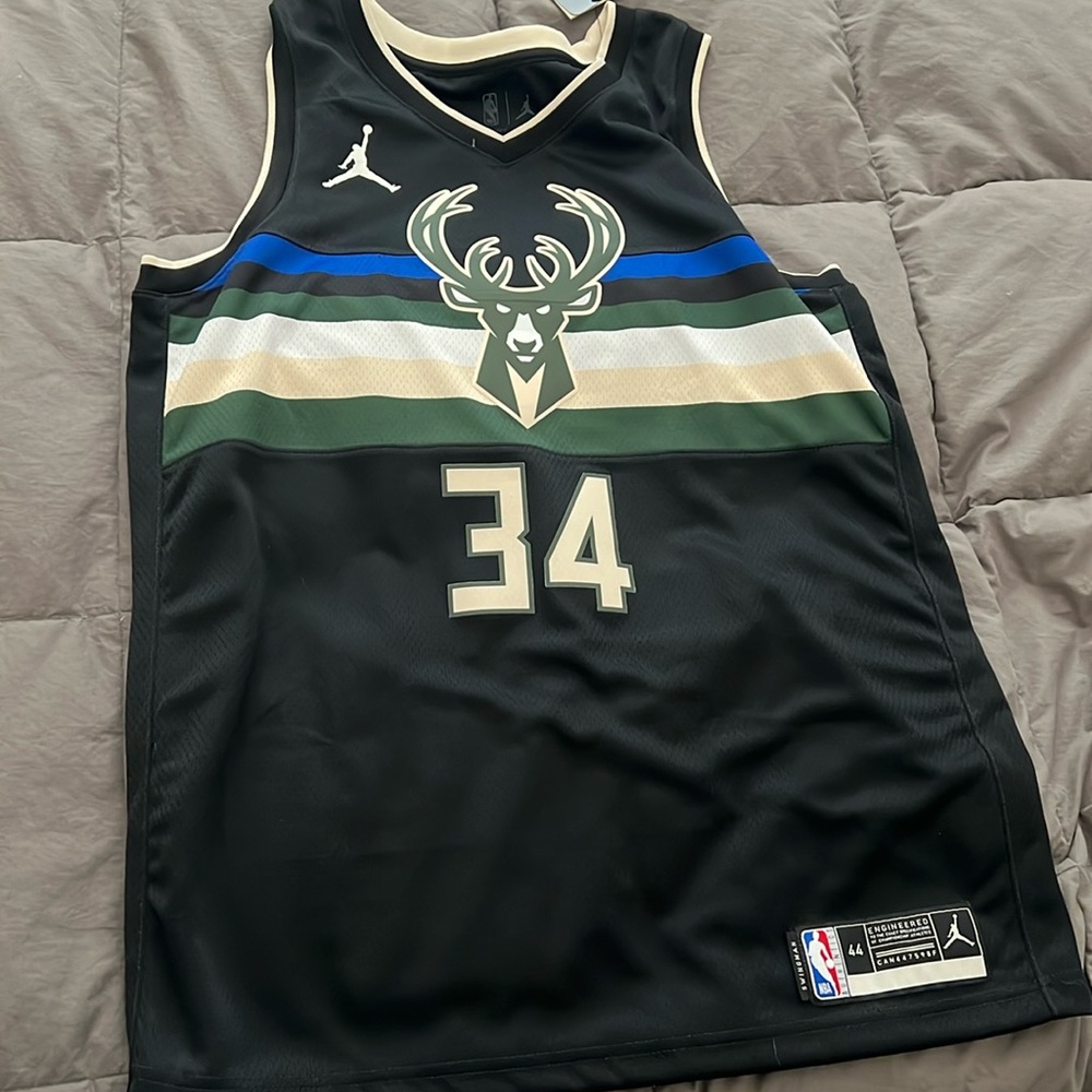 Giannis Bucks Jersey Medium NWT